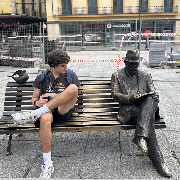 Antoni Gaudi Statue, León